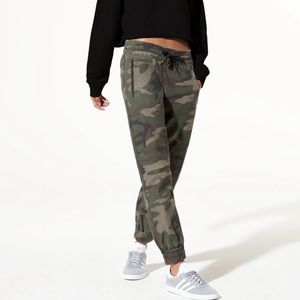 TNA ARITZIA CAMO JOGGERS